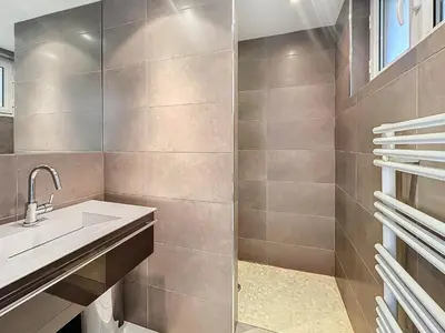 a bathroom with a sink and a shower at 57m2 - 2 chambres, terrasse, Croisette-Martinez in Cannes
