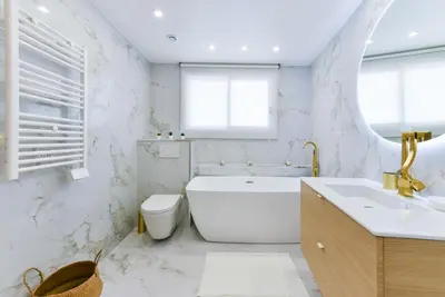 a bathroom with a tub and a toilet and a sink at Hypercentre - 5mn croisette - Palais - Plage - CF in Cannes