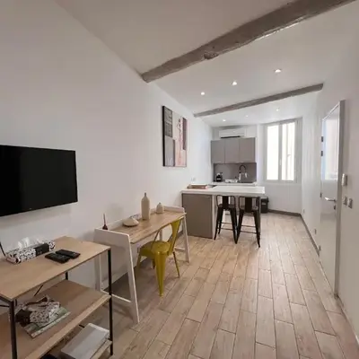 B032 Grand studio au marche Forville