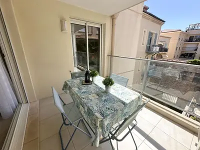 a balcony with a table and chairs on a balcony at PDA4 - 2 pièces avec terrasse in Cannes