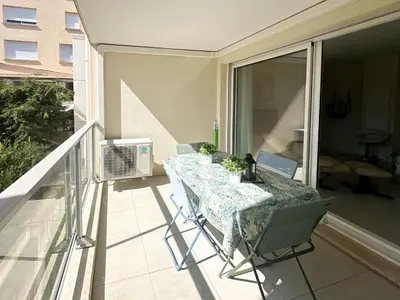 a balcony with a table and chairs on a balcony at PDA4 - 2 pièces avec terrasse in Cannes