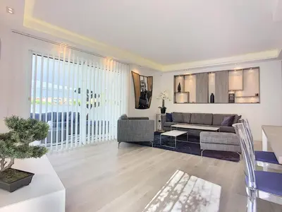 a living room with a couch and a table at Cannes Maria Luxe et confort à 10 min à pied de la Croisette et du Palais in Cannes