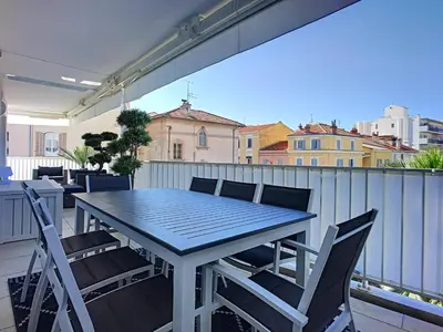 a living room with a couch and a table at Cannes Maria Luxe et confort à 10 min à pied de la Croisette et du Palais in Cannes