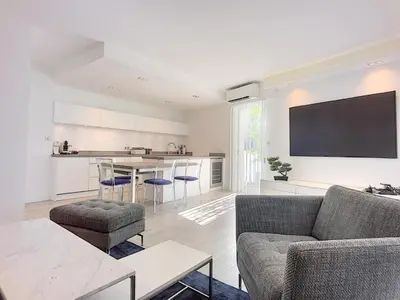 a large apartment building with a fountain in front of it at Cannes Maria Luxe et confort à 10 min à pied de la Croisette et du Palais in Cannes