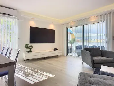 a living room with a couch and a table at Cannes Maria Luxe et confort à 10 min à pied de la Croisette et du Palais in Cannes