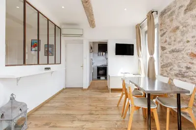 a kitchen and dining room with a table and chairs at CASA RIVIERA Ecrin moderne ,tout confort, 300 m Croisette in Cannes