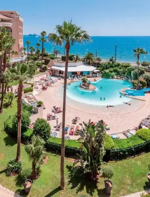 an aerial view of a swimming pool at a resort at Appartement Cannes, Piscine - vue mer - terasse in Cannes