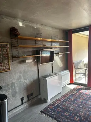 a kitchen with a stove and a wall with a window at Appartement Cannes, Piscine - vue mer - terasse in Cannes
