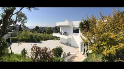 an aerial view of a white house with a courtyard at Villa MARGARITTA 4km Cannes centre et plages in Le Cannet
