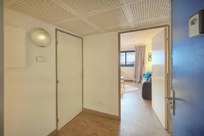 a room with a hallway with a door and a room with a ceiling at Fil - Piscine - 2 min Mer - VCA in Cannes