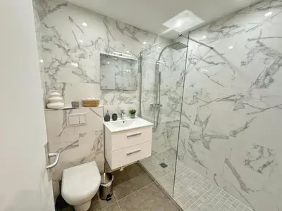 a bathroom with a shower and a toilet and a sink at Studio cosy au cœur de Cannes in Cannes