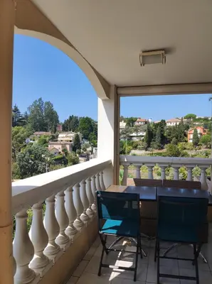 a balcony with a table and chairs and a view at Cannes Villa Francia appartement climatisé vue mer in Cannes