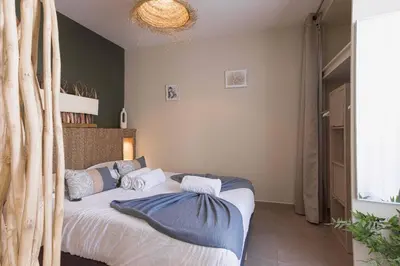 a bedroom with a bed in a room at Kaméa - Palais & plage, clim, vieux Suquet, port in Cannes