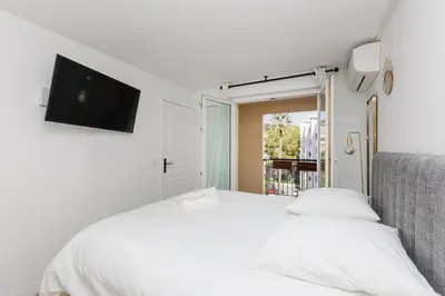 a shelf with a vase and an apple on it at Appartement 3 pièces, parking, 6mn de la Croisette in Cannes