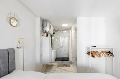 a bathroom with a shower with a shower curtain at Appartement 3 pièces, parking, 6mn de la Croisette in Cannes