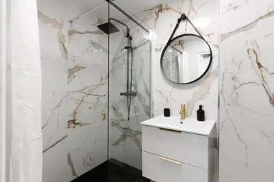 a bathroom with a sink and a mirror at Appartement 3 pièces, parking, 6mn de la Croisette in Cannes