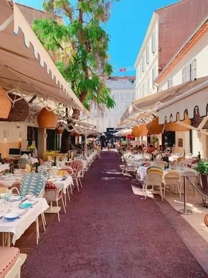 a row of tables and chairs in a street at CANNES CENTRE proche PLAGE CROISETTE PALAIS DES FESTIVALS in Cannes