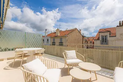 a patio with tables and chairs on a balcony at Sublime 3 pièces entièrement rénové dans le centre de Cannes in Cannes