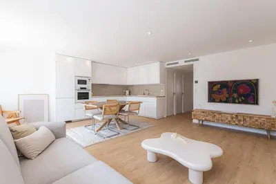 a living room with a couch and a table at Sublime 3 pièces entièrement rénové dans le centre de Cannes in Cannes