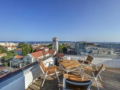a patio with chairs and a table on a roof at Wow Splendide 3-4 pcs Duplex Rooftop Vue mer by Olam Properties in Cannes