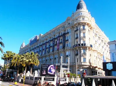 a large white building on a city street at Carré d'Or F1bis Croisette 1 mn Olam Properties in Cannes