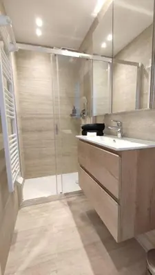 a bathroom with a shower and a sink at Studio rénové, vue dégagée et arborée, 700m plage in Cannes