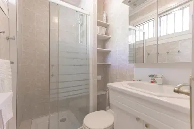 a bathroom with a shower and a toilet and a sink at LE BELLA studio avec balcon idéal pour une évasion à deux, au calme et proche du centre-ville in Cannes