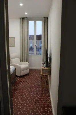 a room with a living room with a couch and a television at Cocon Spacieux équipé Quartier Prado in Cannes