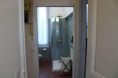 a bathroom with a shower and a toilet at Cocon Spacieux équipé Quartier Prado in Cannes