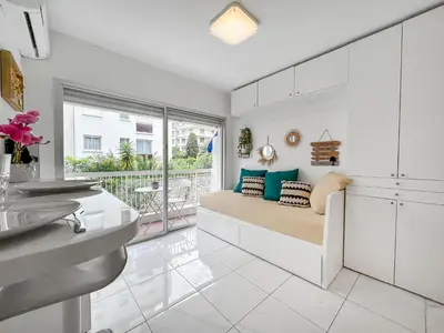 a white room with a bed and a window at Studio lumineux, WIFI à deux pas de la Croisette in Cannes