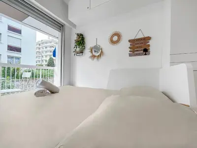 a white room with a bed and a window at Studio lumineux, WIFI à deux pas de la Croisette in Cannes