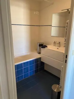 a bathroom with a tub and a toilet and a sink at Apt calme 2 chambres vue dégagée in Cannes