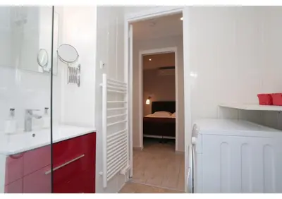 a bathroom with a washing machine and a shower at T2 centre-ville Banane à Cannes avec grande terrasse in Cannes