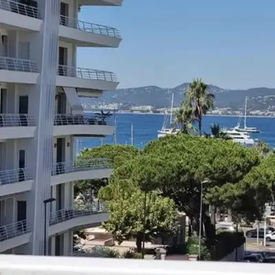 New top floor avec vue mer