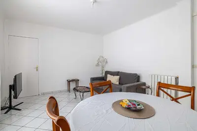 a living room with a table with a hat on it at LE CONNEMARRA avec balcon, lumineux et calme à côté du centre in Cannes