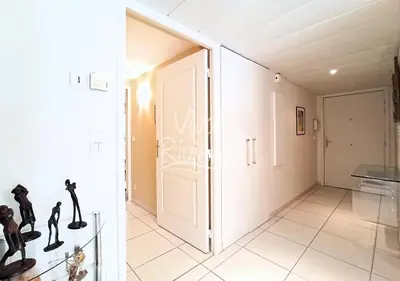 a hallway with a door leading into a room at Viva Riviera -14 Avenue Isola Bella in Cannes
