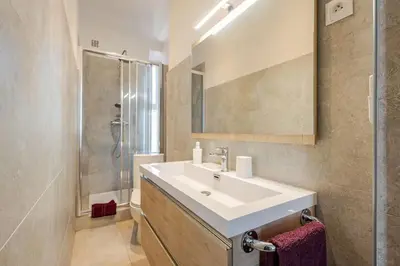 a bathroom with a white sink and a shower at Cannes, charmant 3 pièces proche centre et plages in Cannes