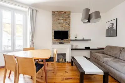 a living room with a table and a couch at Cannes, charmant 3 pièces proche centre et plages in Cannes