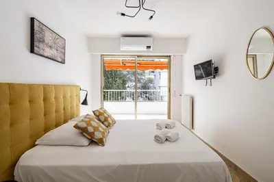 a bedroom with a large bed with two towels at CANNES 2 P avec terrasse PROCHE Hôtel Martinez in Cannes