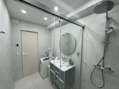 a bathroom with a shower and a toilet and a sink at C070 Magnifique appartement au calme 2 Chambre centre in Cannes