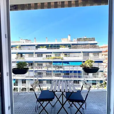 B030 Grand studio renove spacieux et lumineux