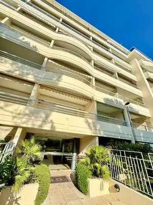 a large building with plants in front of it at 2 pieces proche mer GOLDEN in Cannes