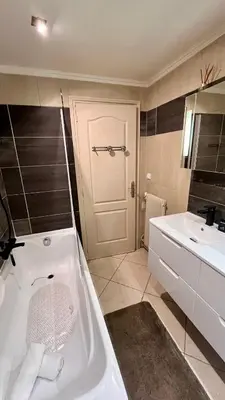 a bathroom with a white tub and a sink at 3 pieces au centre de Cannes idéal congres ou vacances in Cannes