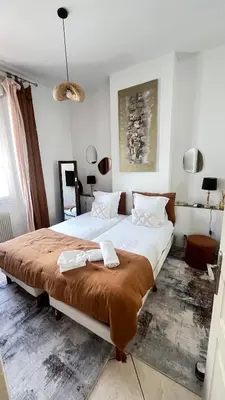 a bedroom with a bed and a table and chairs at 3 pieces au centre de Cannes idéal congres ou vacances in Cannes