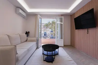 a living room with a couch and a table at Palais Carthage - 10 mn à pied du palais, Centre, Balcon in Cannes