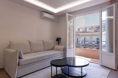 a living room with a couch and a table at Palais Carthage - 10 mn à pied du palais, Centre, Balcon in Cannes