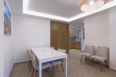 a dining room with a white table and chairs at Palais Carthage - 10 mn à pied du palais, Centre, Balcon in Cannes
