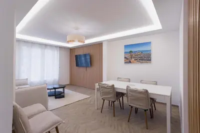 a dining room with a white table and chairs at Palais Carthage - 10 mn à pied du palais, Centre, Balcon in Cannes