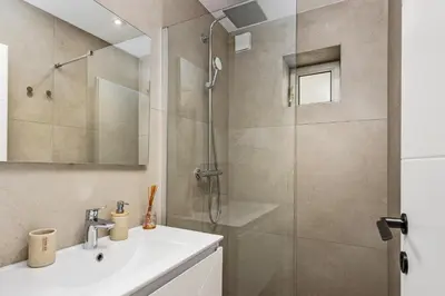 a bathroom with a shower and a sink at Hypercentre - Palais - Croisette - Plage - CI in Cannes