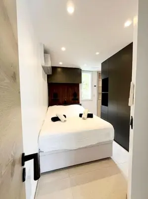 a bedroom with a white bed in a room at Appartement 4 pièces luxueux in Cannes